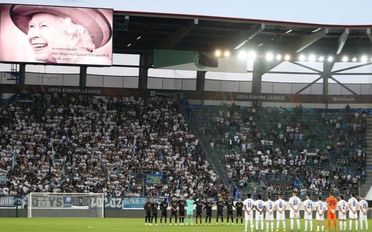 En Inglaterra, anunciaron la suspensión de los partidos de la Premier League por el fallecimiento de Isabel II 
