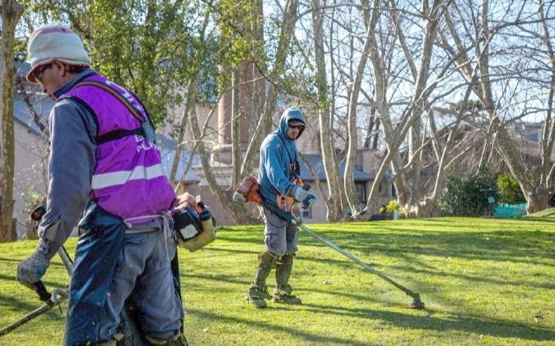 Trabajos de limpieza y mantenimiento en el Parque de la Ciudad  