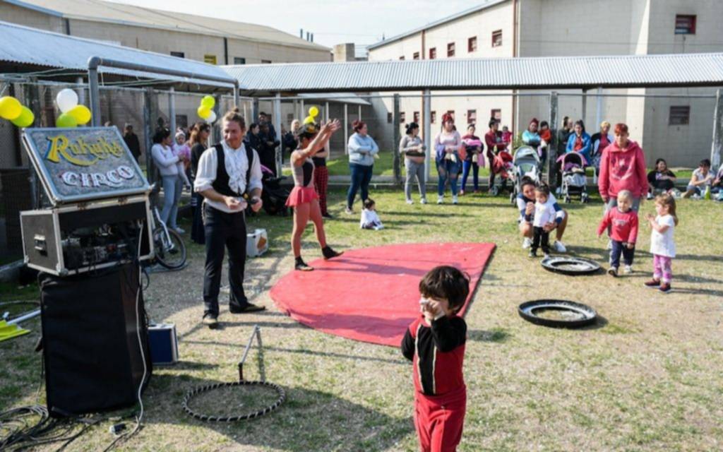 Show de circo para los niños que viven con sus madres en la cárcel de Los Hornos