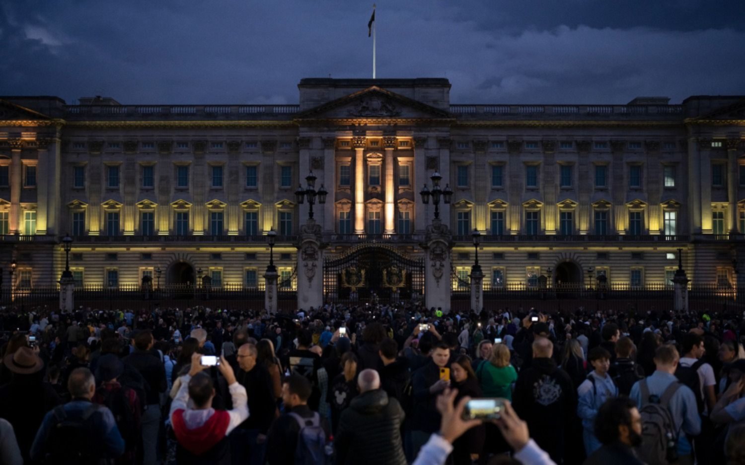Los británicos rinden homenaje a la reina Isabel II en Londres: "Es el fin de una era"
