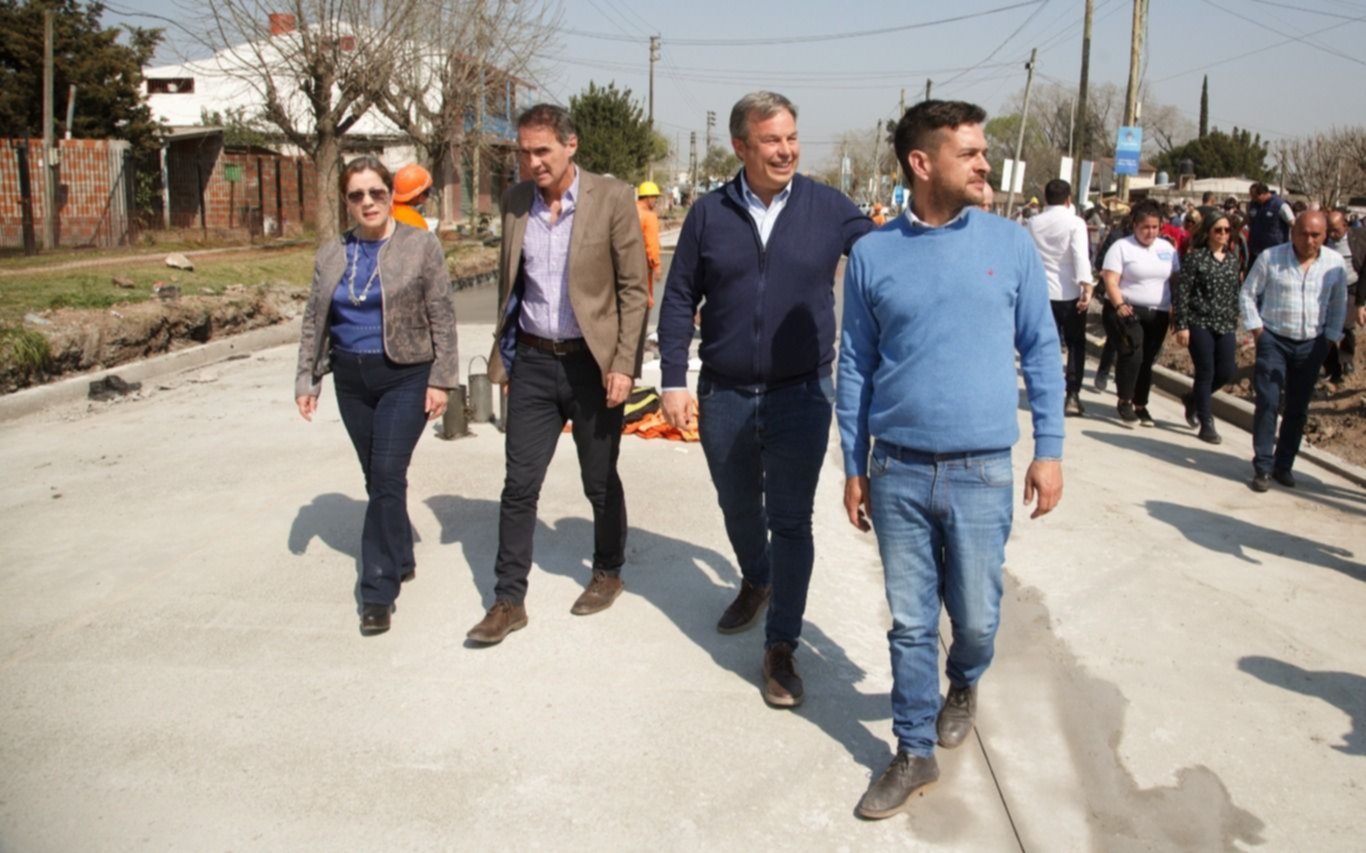 Recorrida por una obra "histórica" de pavimentación en el Conurbano