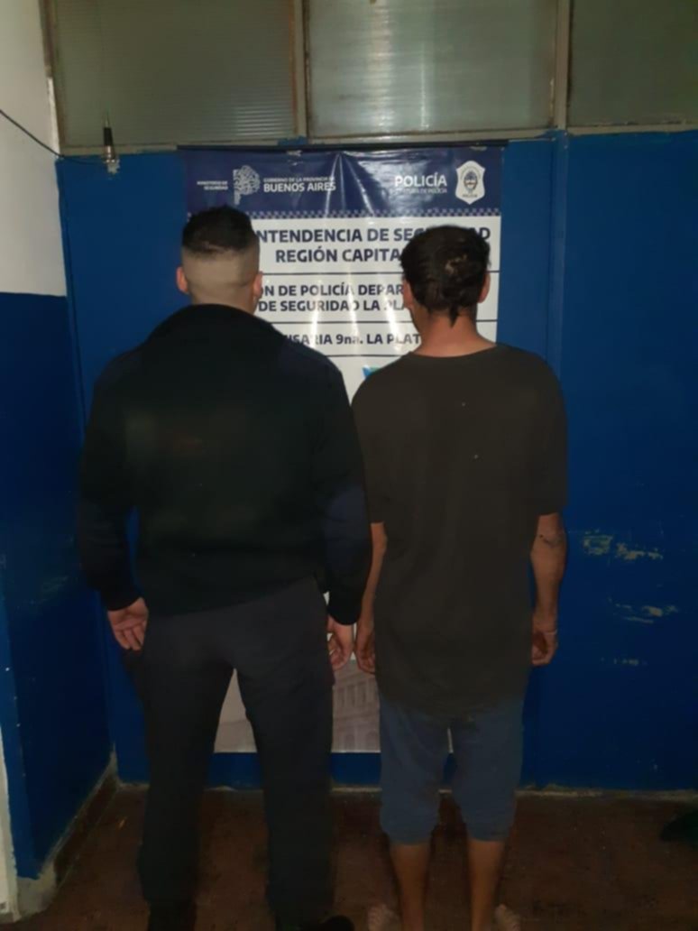 Dos depravados puestos tras las rejas: uno en un micro, otro en la vía pública