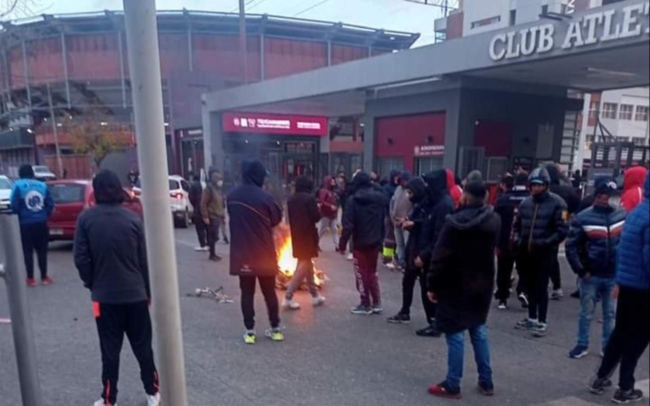 Hinchas de Lanús, furiosos con los directivos y jugadores, pidieron explicaciones en un clima muy caliente