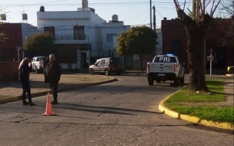 Fuerte choque rompió la calma en Tolosa: un ciclista voló por el aire