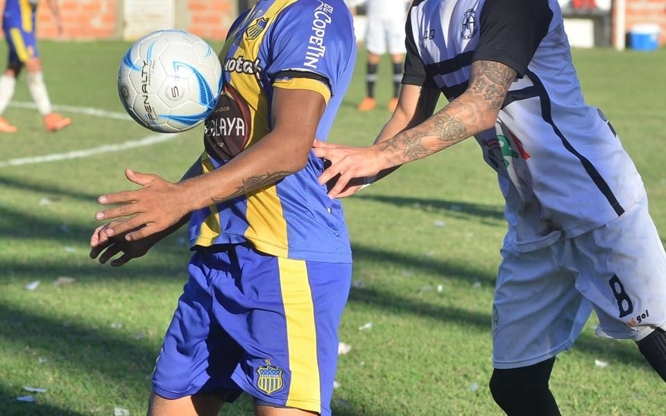 Demoraron a un árbitro de la Liga platense, pero no por "robar": se desnudó delante de una mujer policía