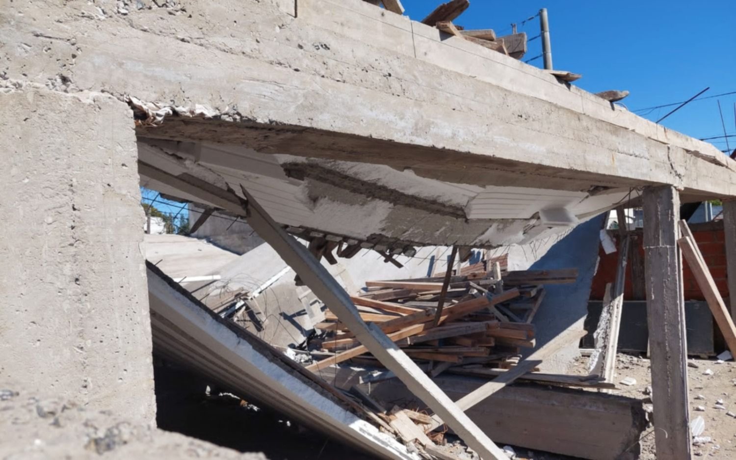 Derrumbe y milagro en San Carlos: se desplomó la losa de una cochera