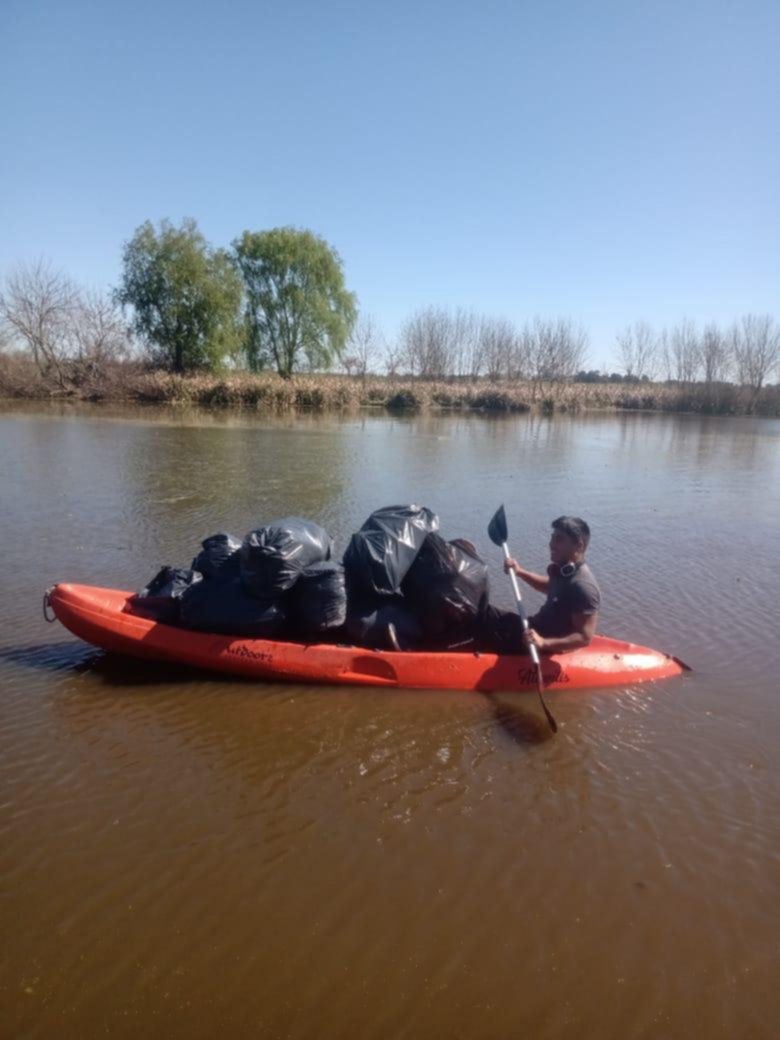 Vecinos salen en auxilio del arroyo El Pescado