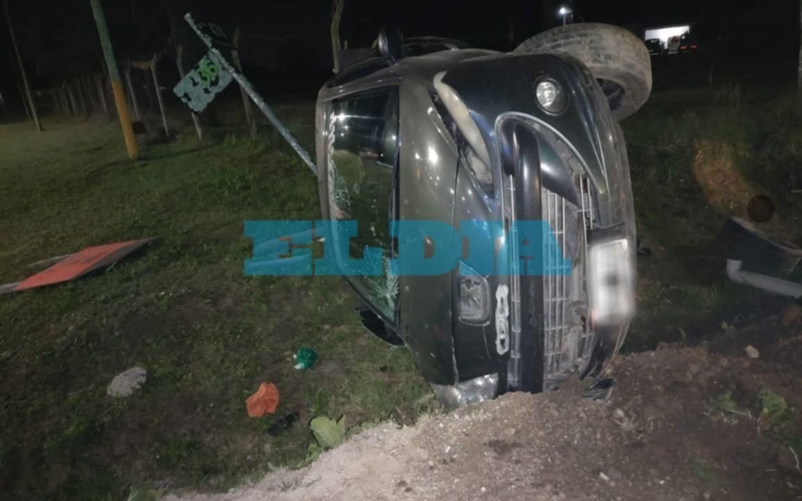 Impactante vuelco a metros de la ruta 36: un auto quedó totalmente destrozado