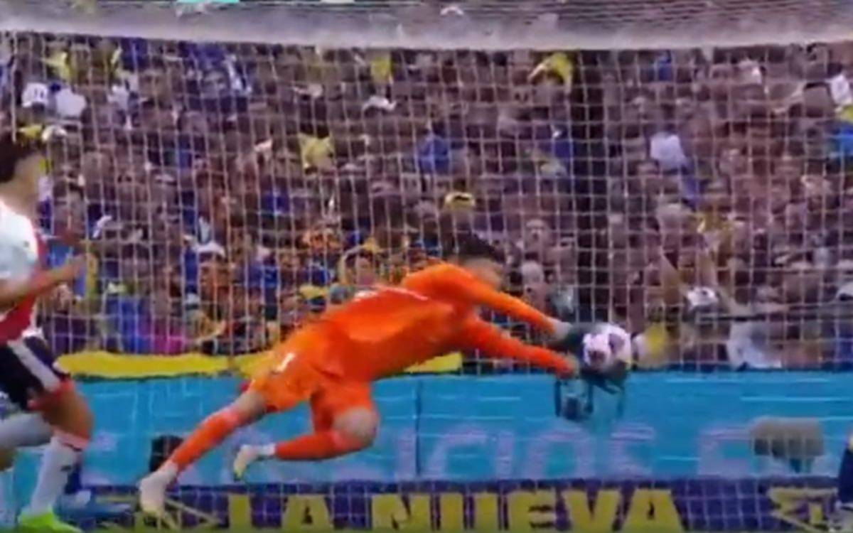 VIDEO. ¡A puro reflejo! La estupenda atajada de Rossi que evitó el gol de River