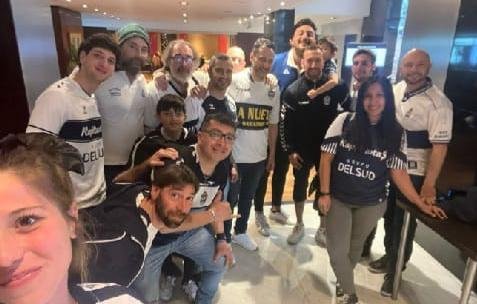 El plantel Tripero tuvo el apoyo de los hinchas durante su estadía en Rosario
