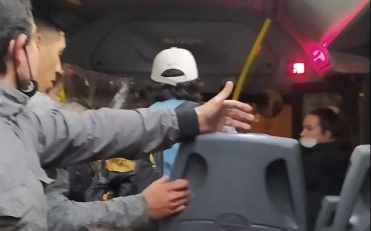 Pelea, discusión y tensión en un micro que venía a La Plata repleto de pasajeros
