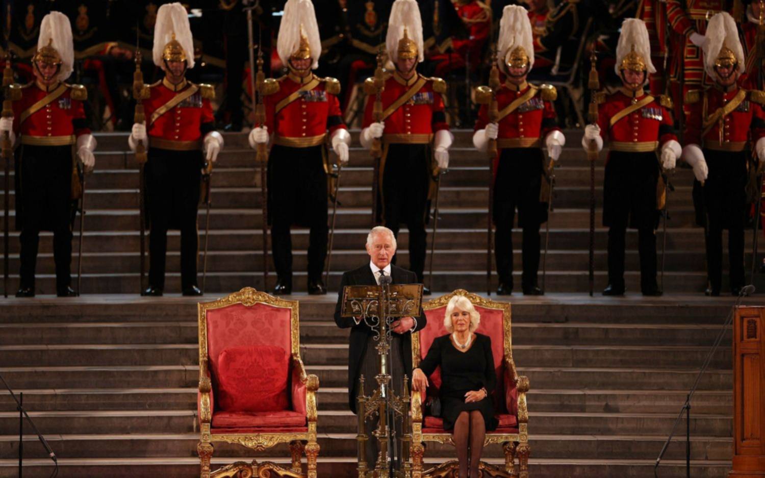 El rey Carlos III, ante el Parlamento, prometió seguir el ejemplo de abnegación de Isabel II