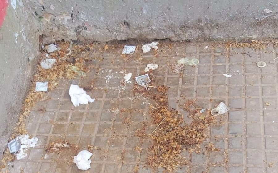 Vecinos de 4 y 62 denuncian acumulación de basura y profilácticos en la puerta de una escuela