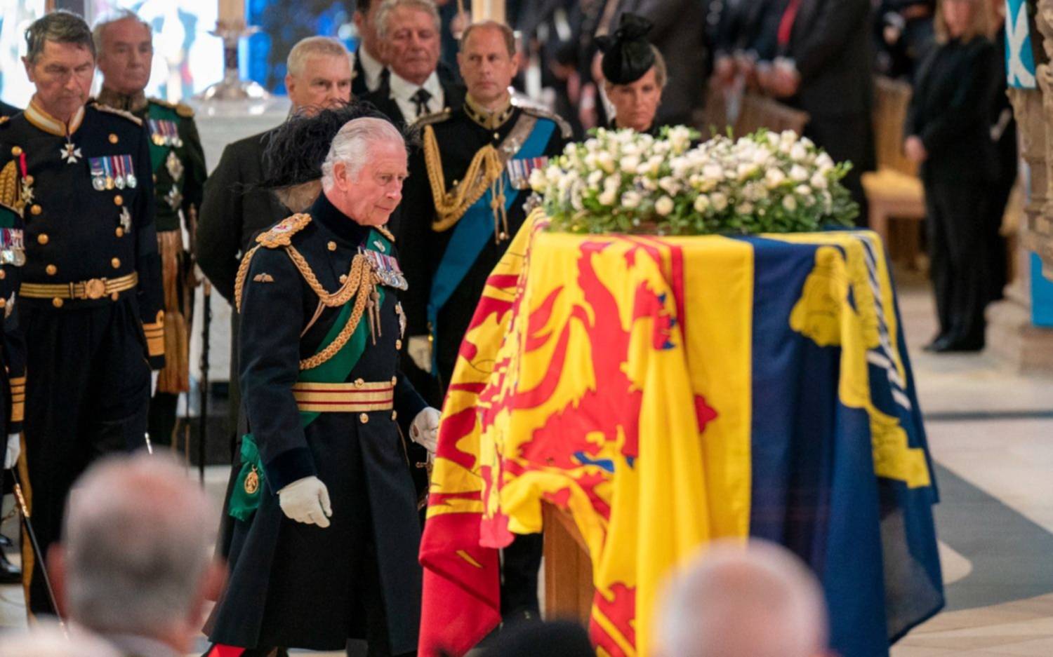 Carlos III encabezó la procesión fúnebre de Isabel II en Edimburgo: qué sigue en el protocolo