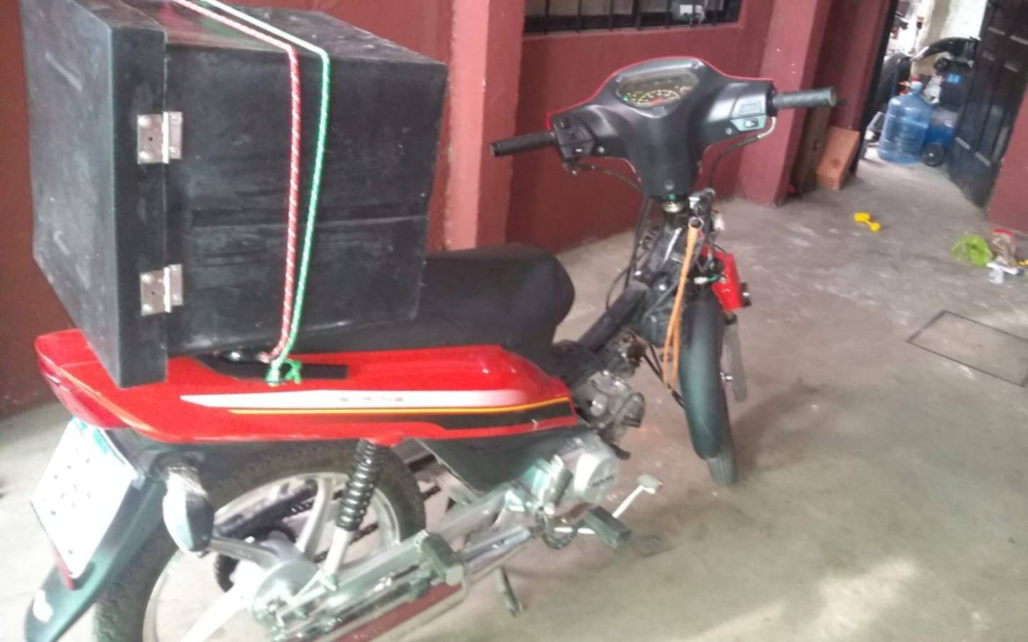 En Los Hornos, dos delincuentes le robaron la moto a un repartidor de pizzas y ahora piden dinero para devolvérsela