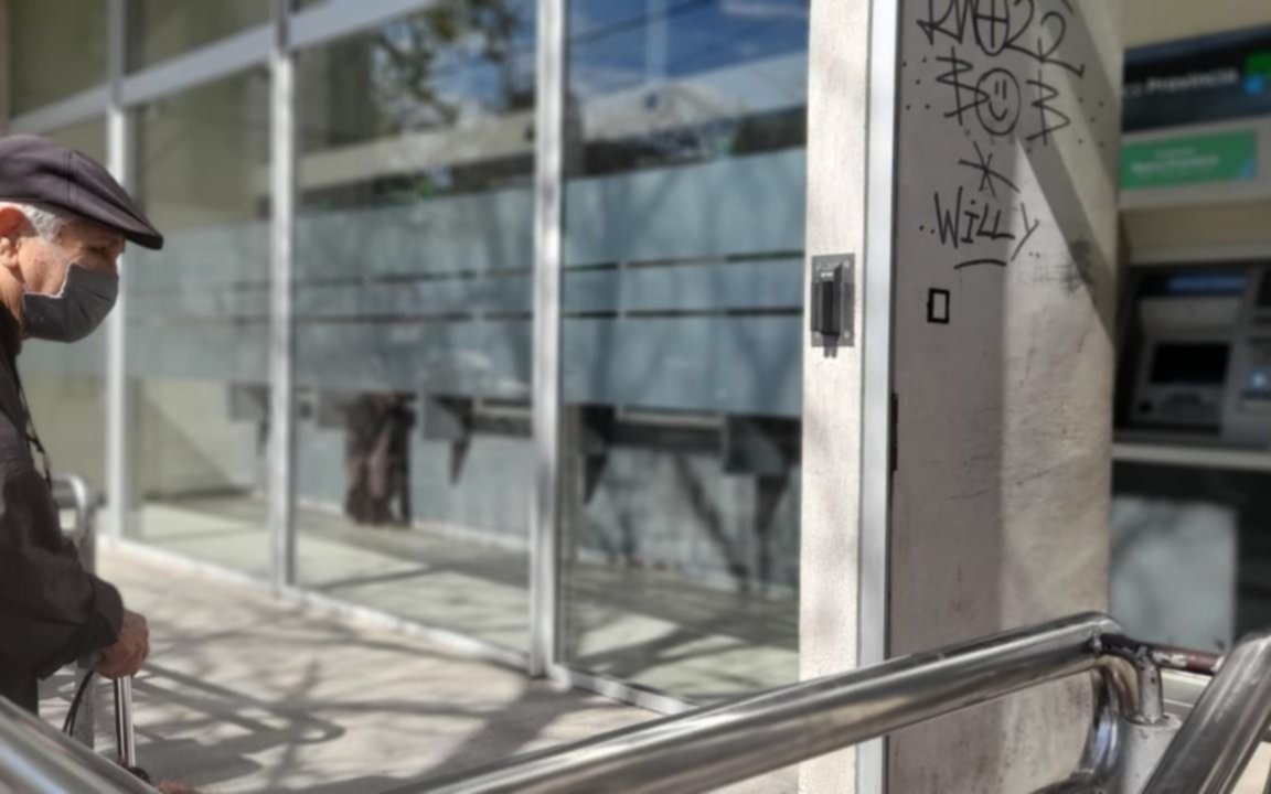 Bronca de usuarios por cajeros automáticos que no funcionan en La Plata