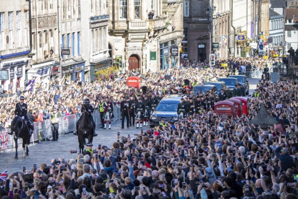 Multitudinario adiós: Edimburgo llora a Isabel II
