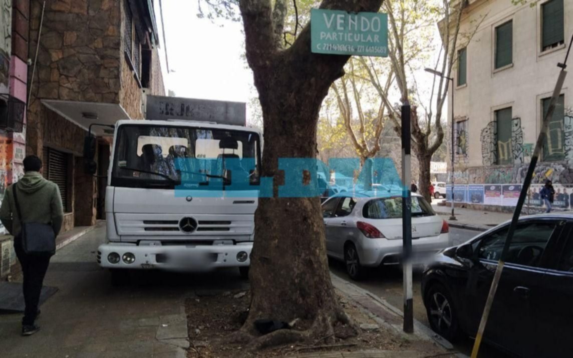 Hasta un camión en la vereda: el "estacioná donde quieras", fuera de control en La Plata