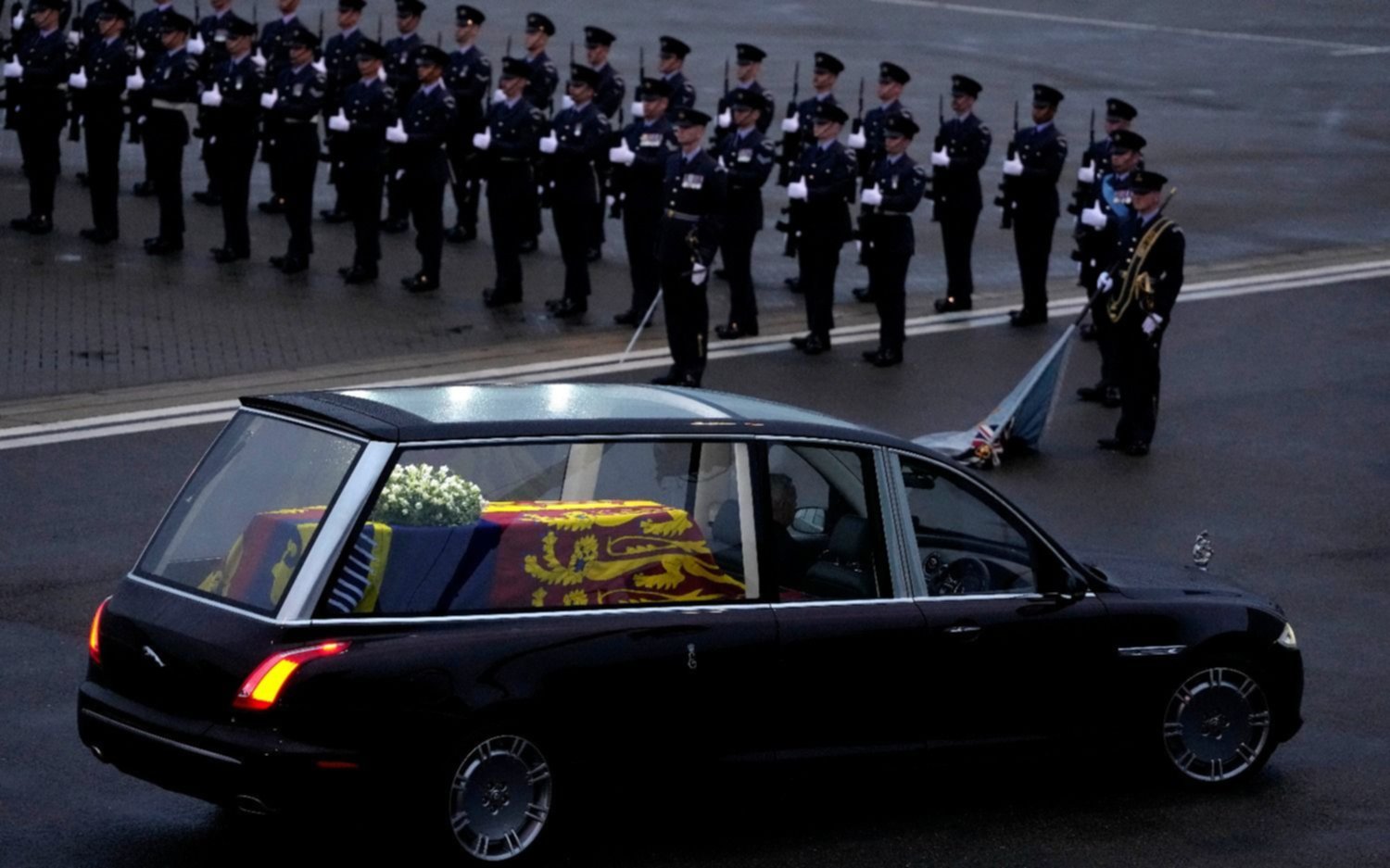 El féretro de Isabel II llega a Londres:  seis días de homenajes y un funeral de Estado