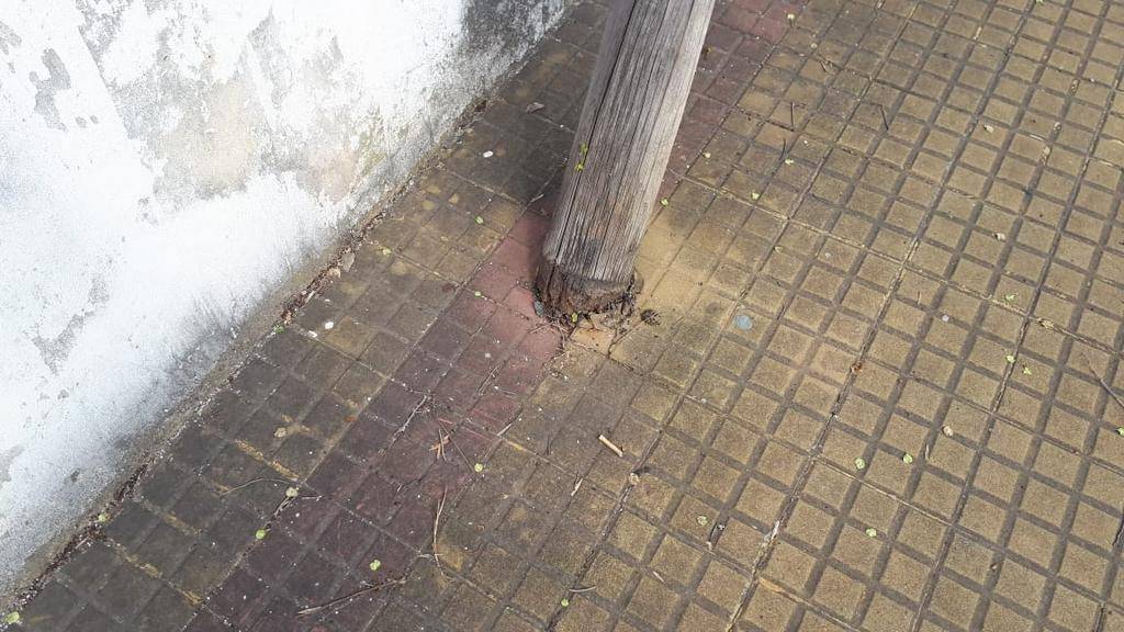 Un poste con la base en mal estado y a punto de caer