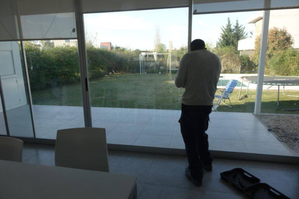 Madrugada de terror para una funcionaria de La Plata: le entraron ladrones y se encerró en el baño