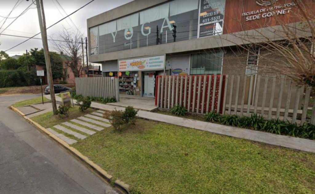 Feroz asalto a una librería repleta de chicos en Gonnet