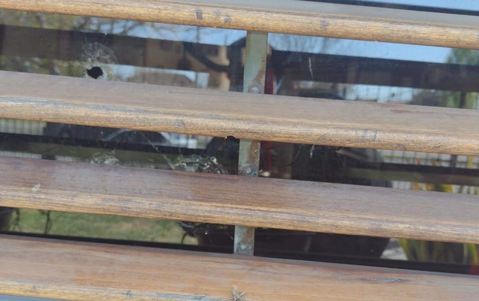 Le balearon la casa y por muy poco no terminó en una tragedia