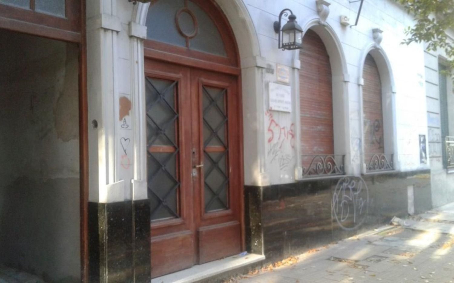 Dura sanción al árbitro de la Liga Platense denunciado por desnudarse frente a una mujer policía