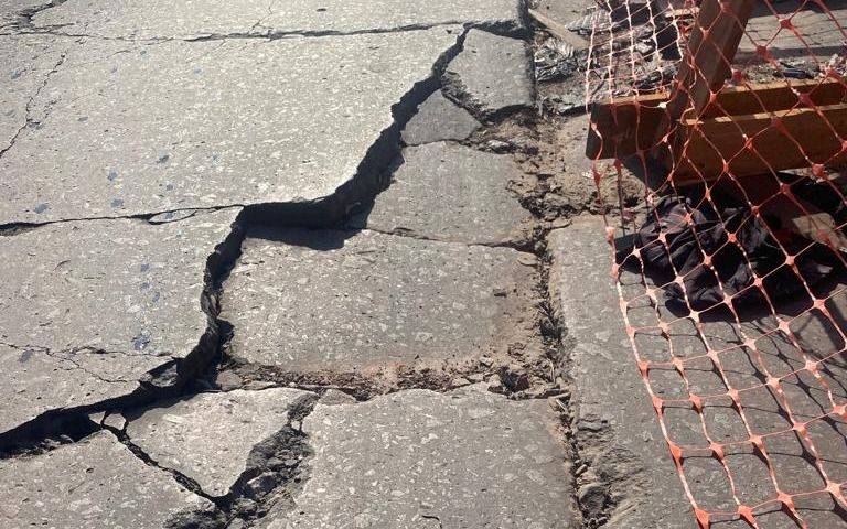 Un cráter en el medio de la calle