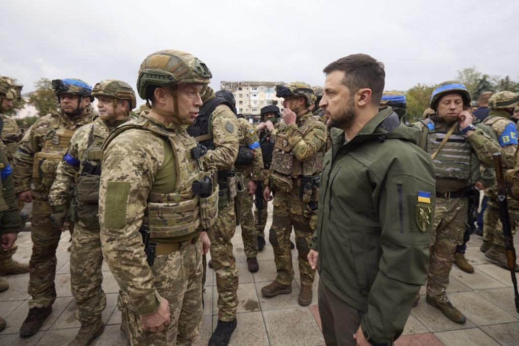 Zelenski visita una región liberada y promete “la victoria” de Ucrania