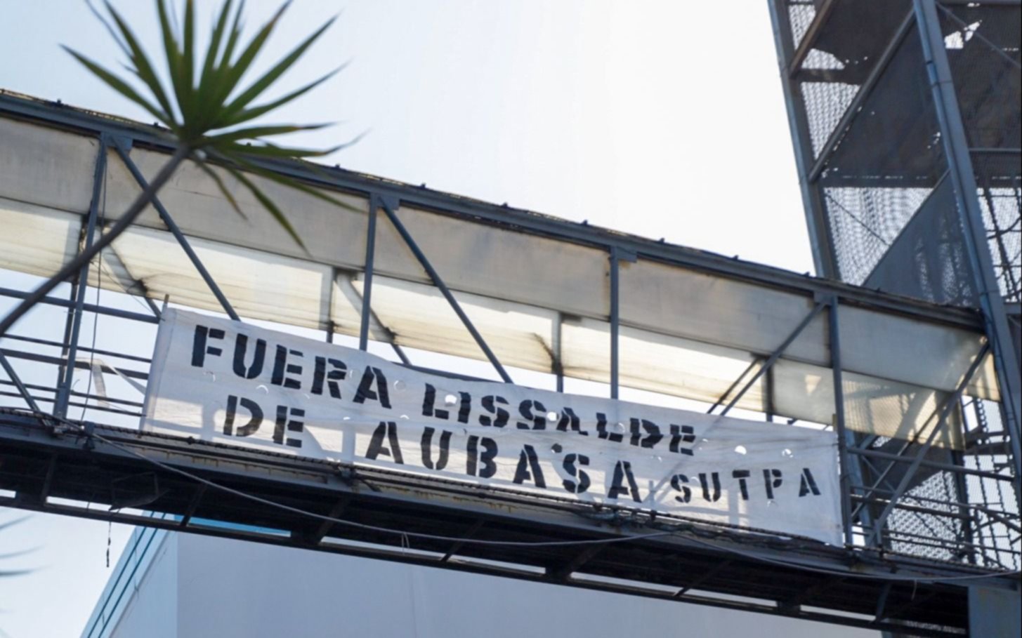 Siguen sin cobrar peaje en la Autopista por un paro por tiempo indeterminado en AUBASA