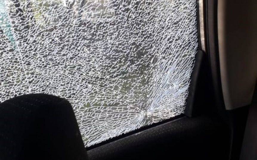 Otra vez apedrean a un auto en la autopista