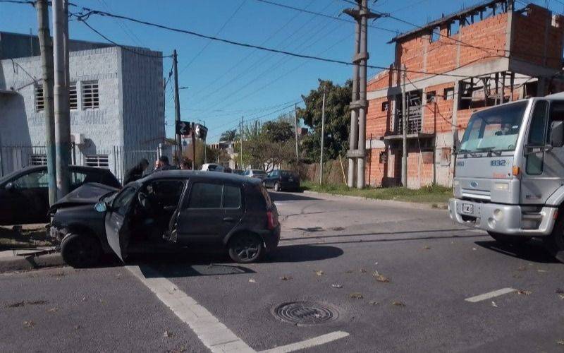 Impactante choque entre un Clio y un camión en avenida 60, a una cuadra del Albergue Universitario