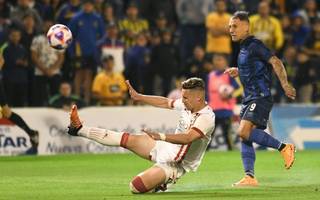 A Estudiantes se le escapó sobre el final y terminó empatando 1 a 1 con Rosario Central
