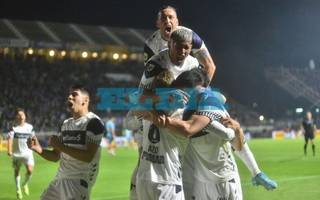 Gimnasia venció 2 a 0 a Arsenal y es único líder de la Liga Profesional