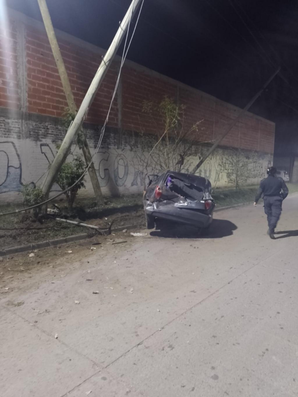 Con un vehículo robado, se “tragó” un poste y escapó por un desagüe