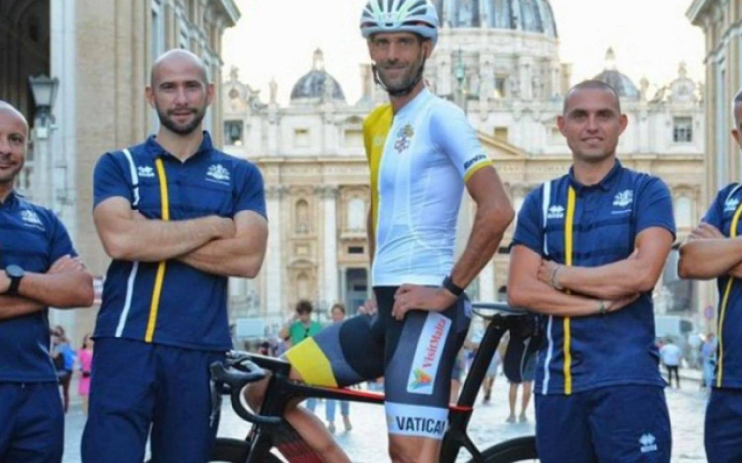 Le dicen "el ciclista del Papa" y representará al Vaticano en el Mundial