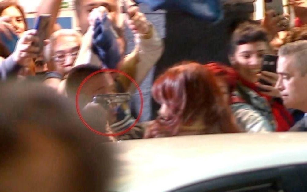 Policías y militantes confirmaron ante la Justicia que La Cámpora estaba a cargo de la seguridad de Cristina