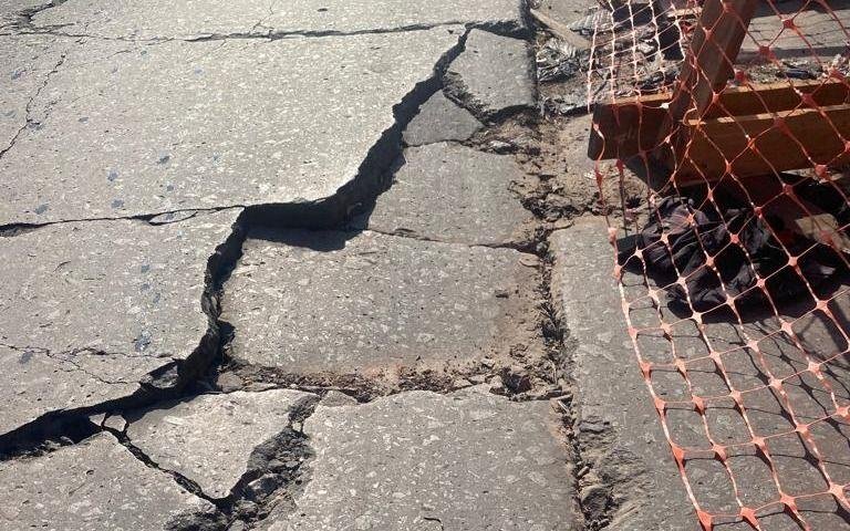 Advierten por un “cráter” en una calle de La Loma