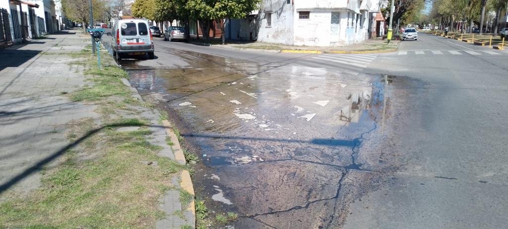 Una pérdida de agua forma un “río” que llega a dos cuadras