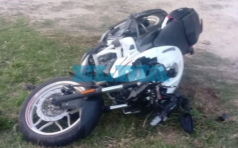 Fuerte choque en Camino Centenario entre un auto y una moto: un herido 