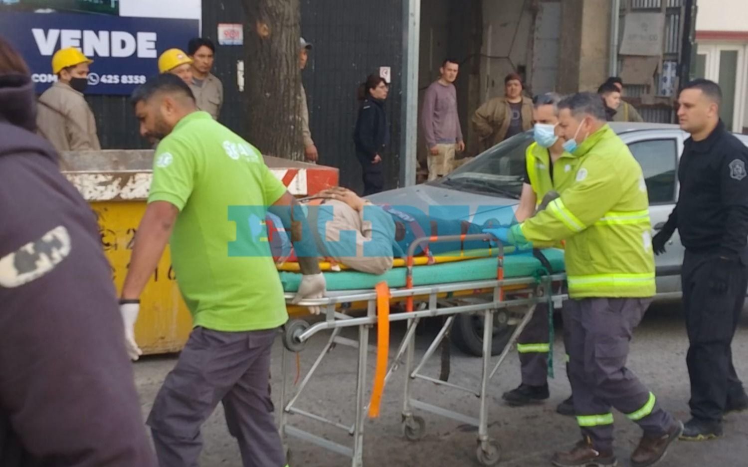 Dos obreros graves tras caer del segundo piso de un edificio en obra en La Plata: operativo y revuelo