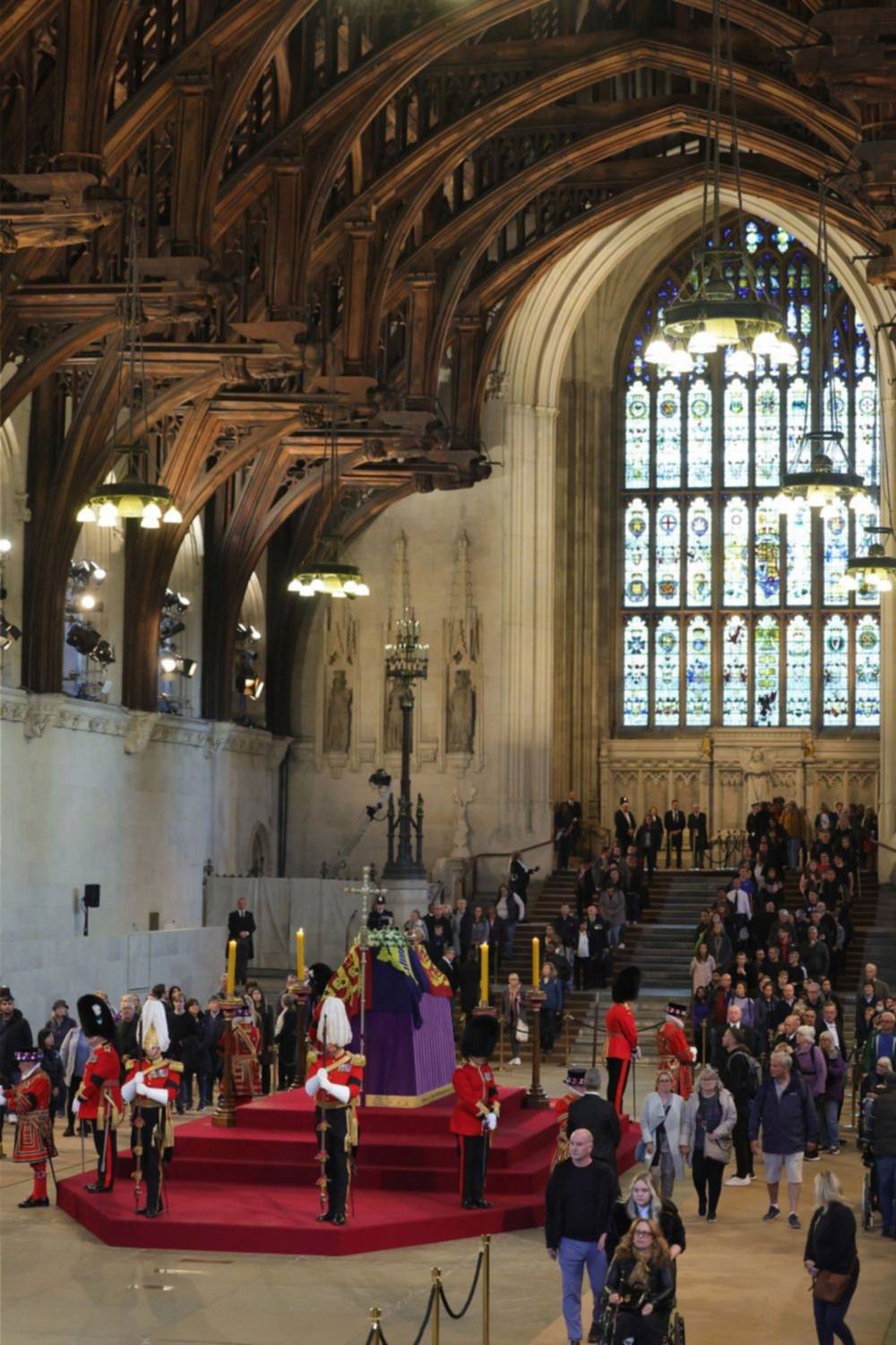 Una multitud en Londres para despedir a la reina Isabel II en la capilla ardiente