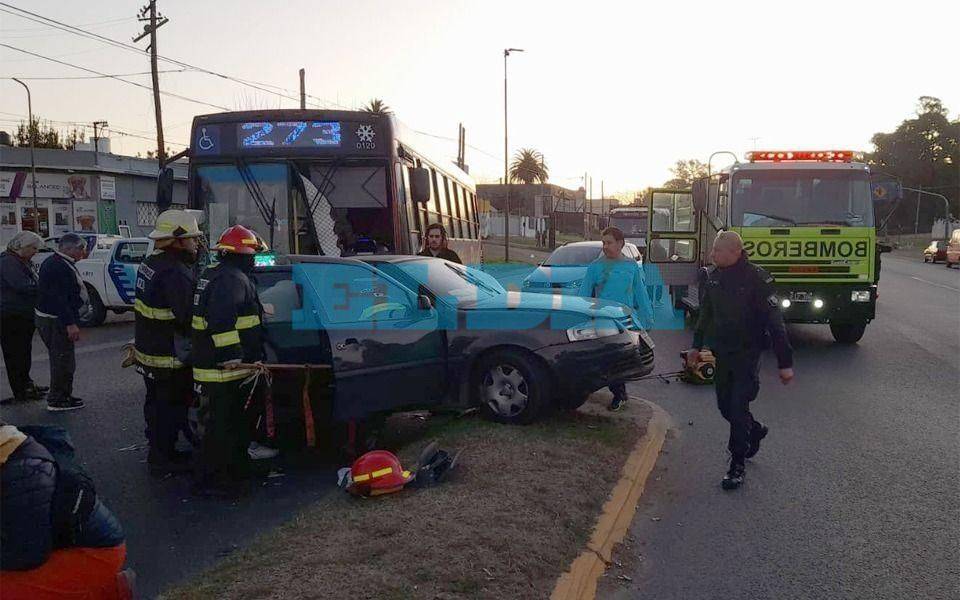 Murió un jubilado tras un choque de un auto y un micro en Camino Centenario