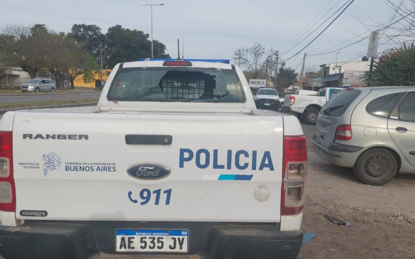 Le pegó una patada a un policía, rompió el patrullero y en la comisaría hizo destrozos
