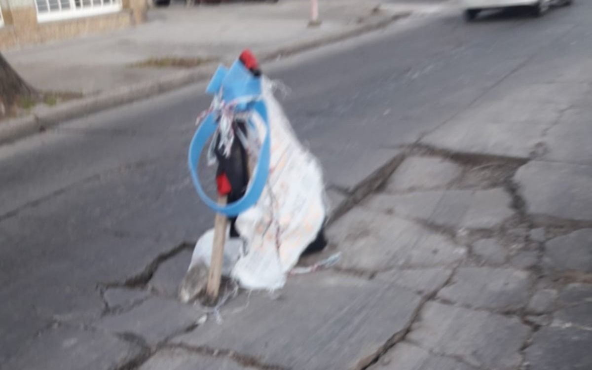 Un enorme bache en 47 y 21 preocupa a los vecinos