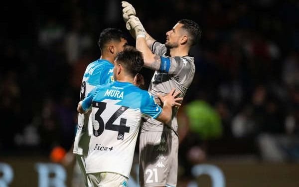 VIDEO. El arquero de Racing explotó de furia contra la gente de Platense: insultos, gestos y expulsión