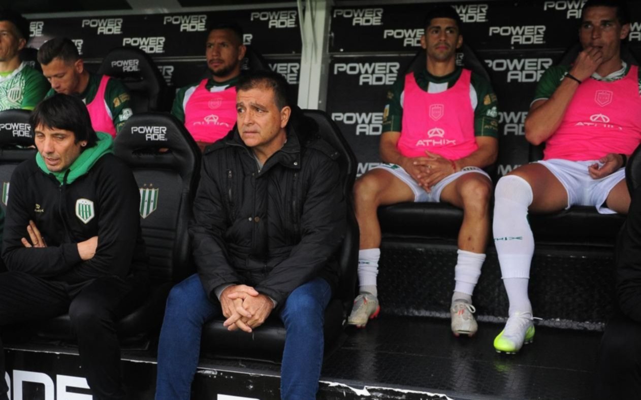 Otro partido caliente: el DT de Banfield enojado con su propio público, tras la derrota con Lanús