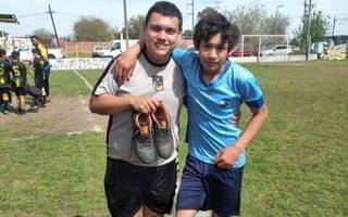 El árbitro platense que le dio sus botines a un nene que los rompió en pleno partido: "Lo que hice me nació de corazón"