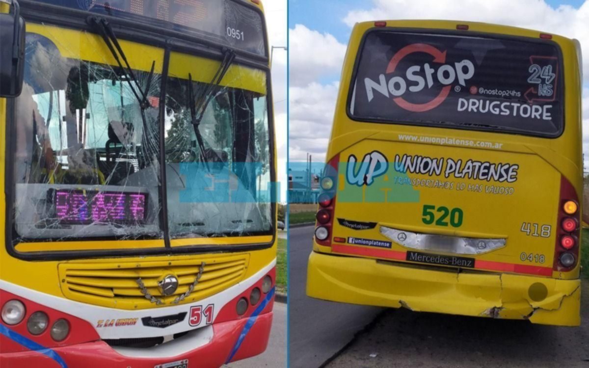 Fuerte choque entre dos micros en La Plata causó pánico entre los pasajeros